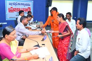 డబల్ బెడ్ రూమ్ ఇండ్ల వద్ద సమస్యల పరిష్కారానికి జిల్లా కలెక్టర్కు మాజీ కౌన్సిలర్ జయ శ్రీ వినతి