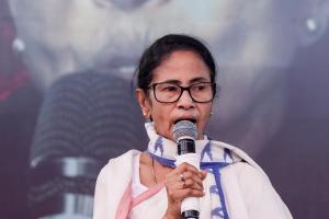 మెట్రో ఛానల్ వద్ద మమతా బెనర్జీ ధర్నా – సింగూర్ ఉద్యమం జ్ఞాపకాలతో ఎన్నికల సమరానికి సంకేతం