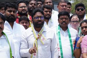 పూలే విగ్రహంపై నిర్లక్ష్యం: జాగృతి ధర్నా, ప్రభుత్వంపై తీవ్ర విమర్శలు