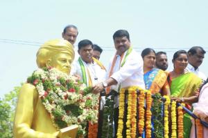 కాంగ్రెస్ ఆధ్వర్యంలో ఘనంగా పూలే జయంతి వేడుకలు