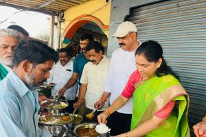 అన్నపూర్ణ మాత సేవ వారి అన్న ప్రసాద వితరణ లో పాల్గొన్న చైర్ పర్సన్ సమిండ్ల వాణి శ్రీనివాస్ 