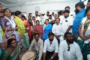 పోలీసుల నిర్బంధం నుంచి ఉద్యమకారులను విడిపించిన కల్వకుంట్ల కవిత 