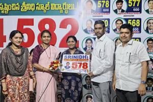 ఎస్ఎస్ఎస్సి లో578/600 మార్కులు సాధించిన పాలెపు హాసిని శర్మను అభినందించిన పాఠశాల యాజమాన్యం