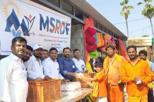కొండగట్టు అంజన్న భక్తులకు ఎం ఎస్ ఆర్ డి ఎఫ్ ట్రస్ట్ ఆధ్వర్యంలో పండ్ల పంపిణీ