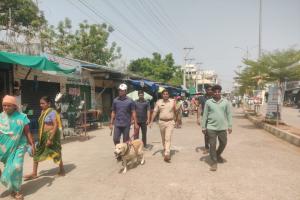 ధర్మపురి పట్టణ లో ట్రెయిన్డ్ డాగ్స్  సహాయంతో నారకోటిక్ నిషేధిత గంజాయి మధిక ద్రవ్యాల  ప్రత్యేక తనిఖీలు 