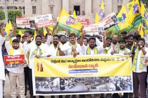 విద్యార్థుల జీవితాలతో కేంద్రం చెలగాటం: తెలంగాణ రక్షణ సేన