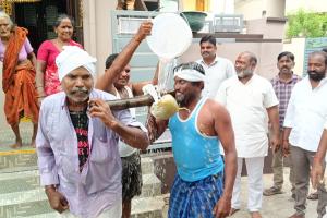 కురుమ సంఘం ఆధ్వర్యంలో వర్షాలు సమృద్ధిగా పడాలని కోరుతూ కప్పతల్లి ఆటలు, ప్రత్యేక పూజలు