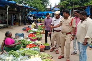 రైతు బజార్ లోనే కూరగాయల విక్రయాలు జరపాలి.  టౌన్ సిఐ కరుణాకర్ 