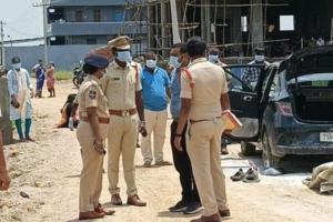 ఎల్కతుర్తిలో కారులో అనుమానాస్పద మృతదేహం కలకలం