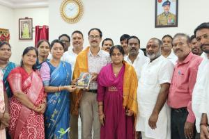 హర్ ఘర్ తిరంగా – తిరంగా యాత్రలో భాగంగా మాజీ సైనికుడు దూరిశెట్టి కిరణ్ కుమార్‌ను సన్మానించిన  డా. బోగ శ్రావణి