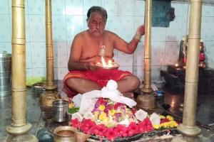 పవిత్రమైన శ్రావణమాసాన్ని పురస్కరించుకొని పరమశివునికి పంచామృత అభిషేకాలు 