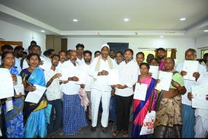 వెల్గటూర్‌లో 80 మంది లబ్ధిదారులకు రూ.25.56 లక్షల సీఎంఆర్‌ఎఫ్ చెక్కులు