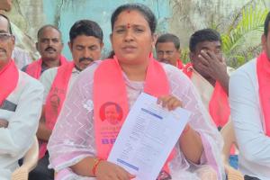 పెన్షన్లకు దరఖాస్తులు తీసుకోవడమే తప్ప పెన్షన్లు ఇవ్వడం లేదు  తొలి జడ్పీ చైర్పర్సన్ దావా వసంత 
