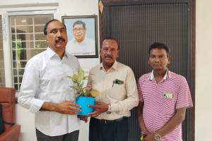 క్యాన్సర్ బాధితుడికి ఎమ్మెల్యే చేతుల మీదుగా ఆర్థిక సాయం: రిటైర్డ్ ఉద్యోగి శ్రీనివాస్‌కు ఎమ్మెల్యే ప్రశంస.!