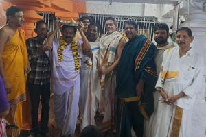 రెండో సంవత్సరం సైతం వేలంలో లడ్డూను దక్కించుకున్న రఘుపతి శర్మ