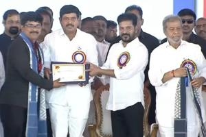 ఉపాధ్యాయ దినోత్సవం సందర్భంగా సీఎం చేతుల మీదుగా అవార్డు స్వీకరించిన మల్యాల ప్రిన్సిపల్ శివరామకృష్ణ 