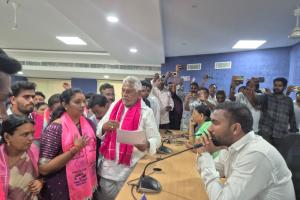 జగిత్యాలలో కాంగ్రెస్ హామీల అమలుపై బీఆర్ఎస్ ఆందోళన