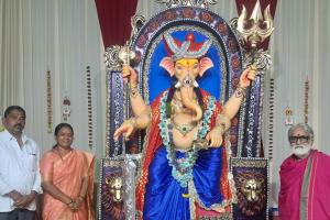 రెడ్ బుల్స్ వినాయక మండపం వద్ద మాజీ చైర్పర్సన్  పూజలు