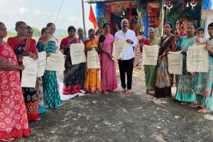 చర్లపల్లిలో స్టీల్ ప్లేట్లు, జ్యూట్ బ్యాగుల పంపిణీ