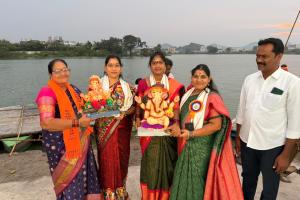 చింతకుంట చెరువులో గణనాథుడి నిమజ్జనంలో చైర్‌పర్సన్, కౌన్సిలర్లు