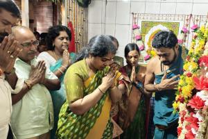 పోచమ్మ తల్లి వార్షికోత్సవంలో భాగంగా అన్నప్రసాద కార్యక్రమంలో పాల్గొన్న మాజీ మున్సిపల్ చైర్‌పర్సన్ ఆడువాల జ్యోతి లక్ష్మణ్ 