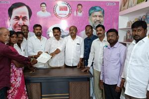 18 మంది లబ్ధిదారులకు రూ.3.94 లక్షల సీఎంఆర్‌ఎఫ్ చెక్కుల పంపిణీ