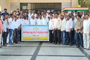 జర్నలిస్టుల హక్కుల కోసం గాంధీ విగ్రహం వద్ద నిరసన. ఆరు డిమాండ్లపై కేంద్ర, రాష్ట్ర ప్రభుత్వాలు తక్షణమే స్పందించాలి టీయూడబ్ల్యూజే (ఐజేయు) జిల్లా అధ్యక్ష, కార్యదర్శులు చీటి శ్రీనివాసరావు, బెజ్జంకి సంపూర్ణ చారి.  
