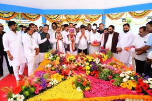 బాపూ ఘాట్‌లో గాంధీజీకి గవర్నర్ శుక్లా, సీఎం రేవంత్ రెడ్డి నివాళులు