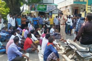 లో- వోల్టేజ్ కష్టాలతో రోడ్డెక్కి ధర్నా చేసిన చందోలి రైతులు, 