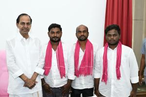 కేసీఆర్‌ మళ్లీ సీఎం కావాలని యువకుల పాదయాత్ర