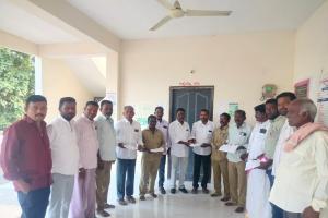 గ్రామ పంచాయతీ సిబ్బంది కి దుస్తులు పంపిణి 