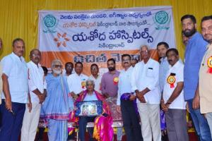 యశోద హాస్పిటల్ సురేందర్ రావుకు శ్రీ లక్ష్మీనరసింహస్వామి చిత్రపటం అందజేత 