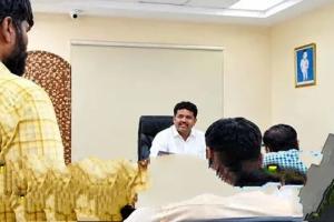 గజ్వేల్ తహశీల్దార్ స్వామి సస్పెండ్.. రైతుపై అనుచిత వ్యాఖ్యలే కారణం