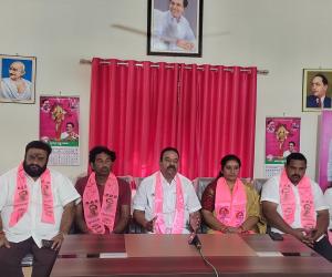 బి ఆర్ ఎస్ కండువా కప్పుకోవాలి_ లేదా పార్టీకి రాజీనామా చేయాలి....