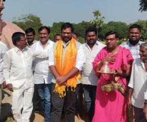  కాంగ్రెస్ ప్రభుత్వం రావాలని కట్టిన ముడుపు విడిపించిన ఎంపీ వంశీ