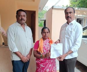 3లక్షల రూపాయల LOC అందజేసిన ఎమ్మెల్యే డా.సంజయ్ కుమార్