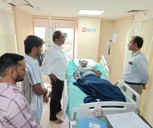 రిపోర్టర్ షఫీ ఆరోగ్య పరిస్థితి ఆసుపత్రిని సందర్శించి వైద్యులను అడిగి తెలుసుకొన్న ఎమ్మెల్యే డా.సంజయ్ కుమార్