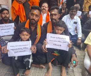 హైదరాబాద్‌లో ఉద్రిక్తత:డీజీపీ కార్యాలయం ముట్టడించిన భక్తులు