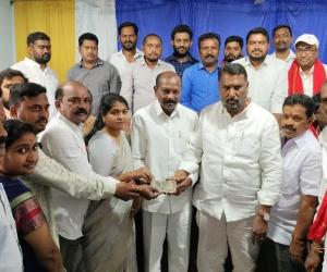 జగిత్యాల ఐ న్యూస్ రిపోర్టర్ షఫీకి మంత్రి అడ్లూరి లక్ష్మణ్ కుమార్ రూ.50 వేల ఆర్థిక సహాయం