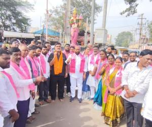 దీక్షా దివస్ సందర్భంగా కేటీఆర్ పిలుపుతో భారీ బైక్ ర్యాలీ