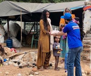 ఫుట్ పాత్ అనాధలకు దుస్తుల  పంపిణీ