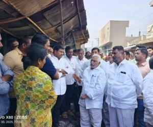 జగిత్యాల కొండగట్టు అగ్నిప్రమాద బాధితులను పరామర్శించిన మంత్రి, ప్రజాప్రతినిధులు