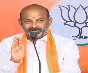 పంచాయతీలకు నెలలో నిధులు విడుదల చేయాలి – లేదంటే హైదరాబాద్‌లో సర్పంచుల పరేడ్: బండి సంజయ్