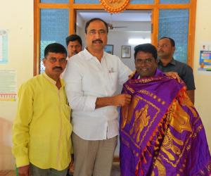 ఏకగ్రీవంగా ఎన్నికైన సర్పంచ్ ను అభినందించిన జగిత్యాల శాసనసభ్యులు డా సంజయ్ కుమార్ 