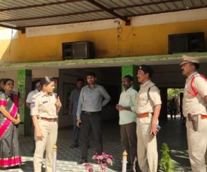 రిసెప్షన్, డిస్ట్రిబ్యూషన్ సెంటర్ ను సందర్శించిన అదనపు ఎస్పీ శేషాద్రిని రెడ్డి.