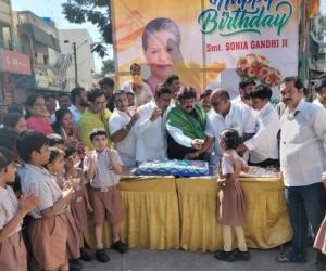 ఆదం సంతోష్ ఆధ్వర్యంలో ఘనంగా సోనియమ్మ బర్త్ డే సెలబ్రేషన్స్..