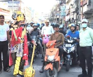 ట్రాఫిక్ నిబంధనల పై యమధర్మరాజు అవగాహన : ట్రాఫిక్ పోలీసులతో కలిసిరోడ్డు ప్రమాదాలపై అవేర్నెస్