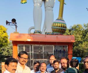 కొండగట్టులో అగ్ని ప్రమాద బాధితులకు జగిత్యాల లేడీస్ ఎంపోరియం సంఘం సభ్యుల చేయూత