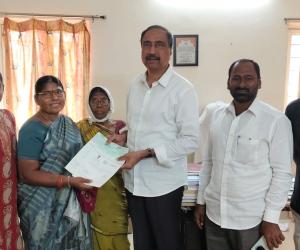 సీఎం సహాయనిధి చెక్కు అందజేసిన ఎమ్మెల్యే డా సంజయ్ కుమార్