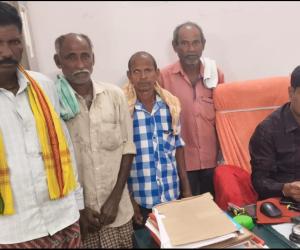 దళితుల భూమిని ఆక్రమించి, దారి మూసివేత